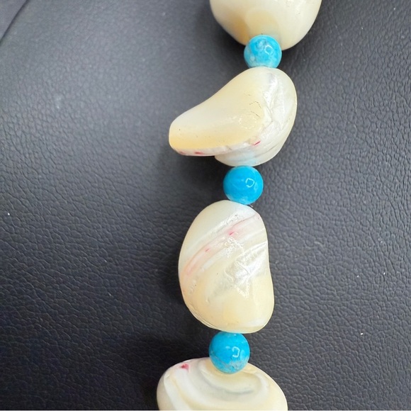 Elegant Vintage Cream Carved Shell and Turquoise Beaded Necklace - Picture 7 of 16